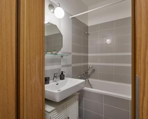 Koupelna v ubytování Bright Apartment in Nusle by Prague Days