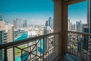un balcon avec vue sur une ville dans l'établissement BellaVista - Sophisticated - 2 BR - 29 Boulevard - Burj Khalifa & Fountain View, à Dubaï