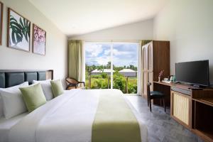 Habitación de hotel con cama grande y TV en Sibaya Beach Resort, Morjim, en Morjim