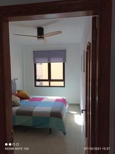 Łóżko lub łóżka w pokoju w obiekcie Apartamentos El Carmen