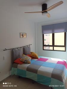 Łóżko lub łóżka w pokoju w obiekcie Apartamentos El Carmen