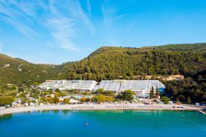 eine Luftansicht auf einen Strand und Gebäude in der Unterkunft Hotel Hedera - Maslinica Hotels & Resorts in Rabac