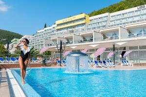 Bazén v ubytování MASLINICA Mimosa Lido Palace Hotel nebo v jeho okolí