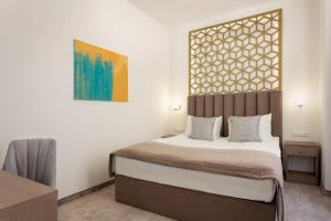 1 dormitorio con 1 cama grande en una habitación en Mera Hotel, en Budapest