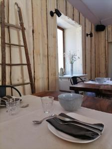 einen Tisch mit einem weißen Tischtuch auf einem Tisch mit einem Tisch in der Unterkunft Auberge Buissonniere in Gresse-en-Vercors