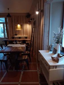 ein Esszimmer mit einem Tisch, einem Tisch und Stühlen in der Unterkunft Auberge Buissonniere in Gresse-en-Vercors