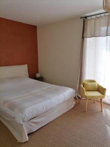Ein Bett oder Betten in einem Zimmer der Unterkunft Auberge Buissonniere