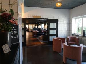 um restaurante com cadeiras e mesas e uma sala de espera em Hotell Kristina em Sigtuna