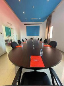 een conferentieruimte met een grote houten tafel en stoelen bij Relax Hotel Kenitra in Kenitra