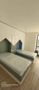 Ein Bett oder Betten in einem Zimmer der Unterkunft Emily & Nasi