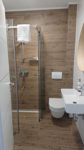 een badkamer met een douche, een toilet en een wastafel bij SunsetCroatia in Novalja +11 foto's