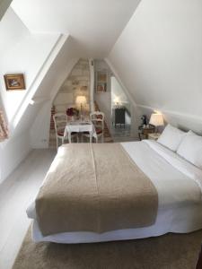 Кровать или кровати в номере La Romance et la Romanesque