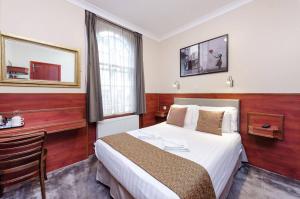 Postel nebo postele na pokoji v ubytování Wardonia Hotel Kings Cross