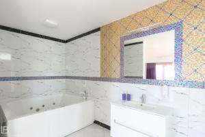 Koupelna v ubytování Hotel Athos + 50 fotografií