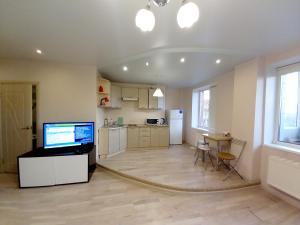 スィクティフカルにあるComfort apartment - studioの広いリビングルーム(テレビ付)、キッチンが備わります。
