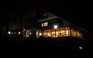 un bâtiment avec beaucoup de fenêtres la nuit dans l'établissement Parkhotel, à Bad Wünnenberg