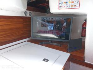 TV a/nebo společenská místnost v ubytování Spacious and cozy caribbean boat in Barcelona with tour option