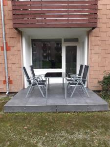 un patio con mesa y sillas frente a un edificio en Aschenputtel, en Altenau