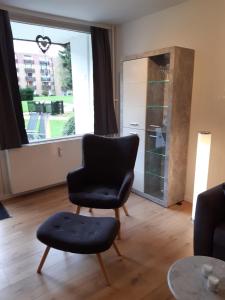 sala de estar con 2 sillas y mesa en Aschenputtel, en Altenau