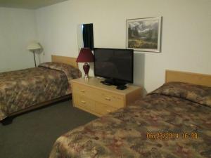 سرير أو أسرّة في غرفة في Lazy J Motel
