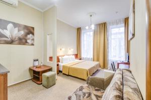 Habitación de hotel con cama y sofá en Travelto Kazanskiy 12, en San Petersburgo