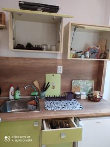 A kitchen or kitchenette at Mojito