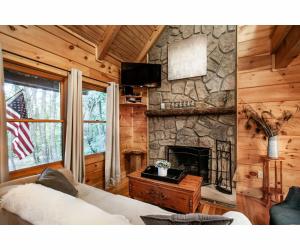 Μια τηλεόραση ή/και κέντρο ψυχαγωγίας στο Sweet Dreams with Romantic, Hot Tub and Pool Table