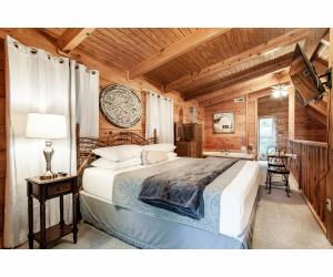 Ένα ή περισσότερα κρεβάτια σε δωμάτιο στο Sweet Dreams with Romantic, Hot Tub and Pool Table