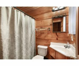 Ένα μπάνιο στο Sweet Dreams with Romantic, Hot Tub and Pool Table +41 φωτογραφίες