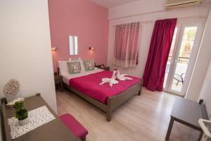 sypialnia z łóżkiem, na którym leży pies w obiekcie Vasilakis Studios & Apartments w mieście Stalida