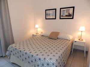 Un pat sau paturi într-o cameră la Apartamento Costa Roja Views