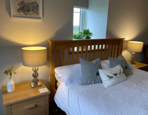 Postel nebo postele na pokoji v ubytování Macrae Croft- Rooms