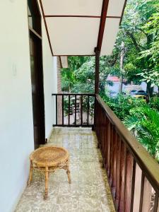 Un balcón con un banco y una mesa. en Santa Marta Bello Horizonte - Cabañas Don Rafa, en Santa Marta