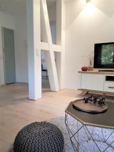 a living room with a tv and a coffee table at Ferienwohnung Königsquellenpark in Bad Wildungen