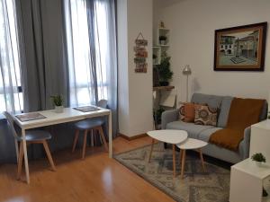een woonkamer met een bank en een tafel bij ESTUDIO IDEAL PARA VACACIONES Y TRABAJO in Vigo