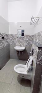 A bathroom at Suvarna Elite - Premium Apartment Hotel