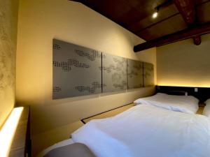 1 dormitorio con 2 camas y un cartel en la pared en Kikunoya - Vacation STAY 83152, en Nagoya