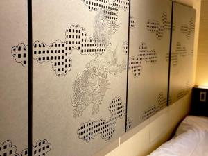 un muro con un mapa del mundo pintado en él en Kikunoya - Vacation STAY 83152, en Nagoya