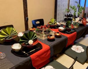 un conjunto de mesas con plantas encima de ellas en Kikunoya - Vacation STAY 83152, en Nagoya