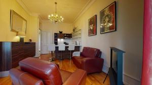 sala de estar con sofá y silla en Magnificent two bedroom apartment in a luxury building en Ginebra