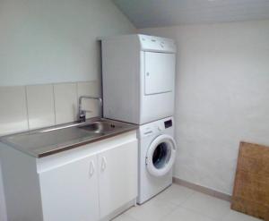 a kitchen with a sink and a washing machine at Maison de 2 chambres avec jardin amenage et wifi a Cast in Cast