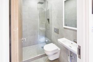 een badkamer met een toilet en een wastafel bij Host & Stay - One Love in Harrogate