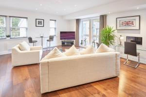 een woonkamer met twee witte banken bij Host & Stay - One Love in Harrogate