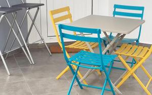 a table and two chairs and a table and chairs at Maison charmante à Sainte-Anne in Sainte-Anne
