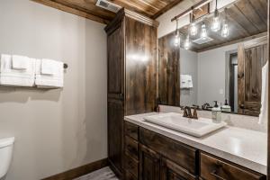 un baño con lavabo e inodoro en My Yellowstone Retreat, en Island Park 31 fotos más