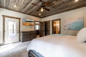 Un dormitorio con una cama y un ventilador de techo. en My Yellowstone Retreat, en Island Park