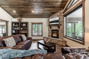 Una sala de estar con un sofá y una chimenea. en My Yellowstone Retreat, en Island Park