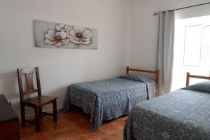 En eller flere senge i et værelse på Coastal Trail Cottage