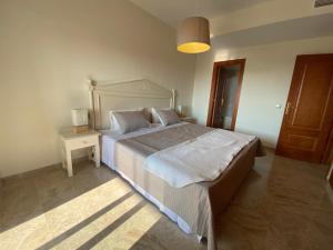 A bed or beds in a room at Amazing duplex with large terrace and sea views