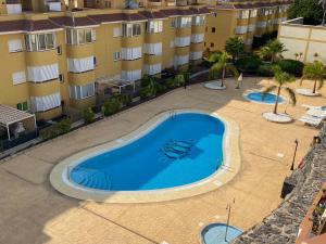 Der Swimmingpool an oder in der Nähe von Amazing duplex with large terrace and sea views